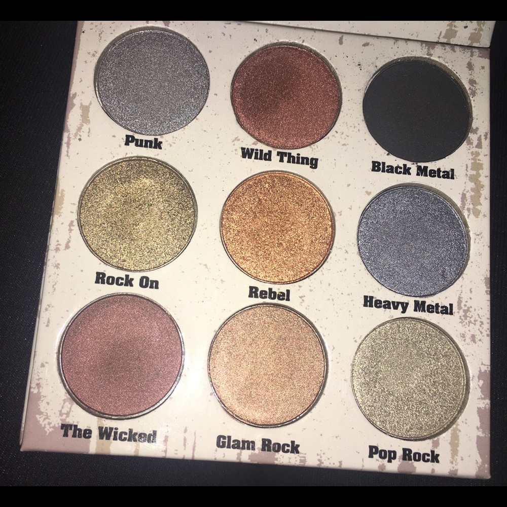 CROWN PRO - 9 COLOR GLAM METALS EYESHADOW PALETTE